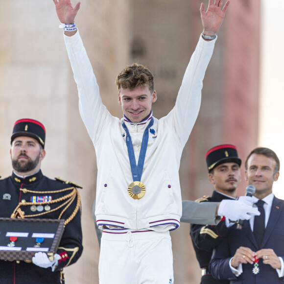 Léon Marchand, Emmanuel Macron - Remise des médailles par le président de la République à l'Arc de Triomphe aux athlètes lors de la parade des champions à l'occasion des Jeux Olympiques et Paralympiques Paris 2024, sur l'avenue des Champs-Elysées à Paris. Le 14 septembre 2024 © Perusseau-Ramsamy / Bestimage