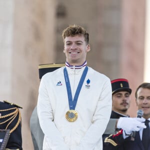 Léon Marchand, Emmanuel Macron - Remise des médailles par le président de la République à l'Arc de Triomphe aux athlètes lors de la parade des champions à l'occasion des Jeux Olympiques et Paralympiques Paris 2024, sur l'avenue des Champs-Elysées à Paris. Le 14 septembre 2024 © Perusseau-Ramsamy / Bestimage