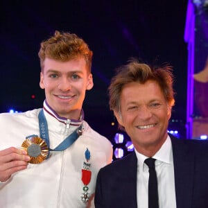 Exclusif - Léon Marchand, Laurent Delahousse - Backstage - Personnalités sur le plateau de l'émission "Paris 2024 : merci! La grande soirée événement" sur les Champs-Elysées à Paris, à l'occasion des Jeux Olympiques et Paralympiques Paris 2024, diffusée en direct sur France 2, le 14 septembre 2024 © Perusseau-Ramsamy / Bestimage