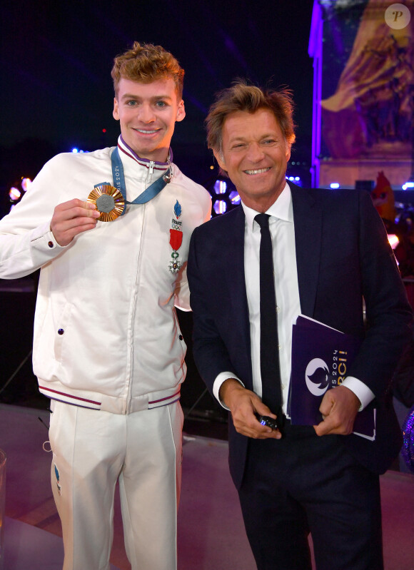 Exclusif - Léon Marchand, Laurent Delahousse - Backstage - Personnalités sur le plateau de l'émission "Paris 2024 : merci! La grande soirée événement" sur les Champs-Elysées à Paris, à l'occasion des Jeux Olympiques et Paralympiques Paris 2024, diffusée en direct sur France 2, le 14 septembre 2024 © Perusseau-Ramsamy / Bestimage