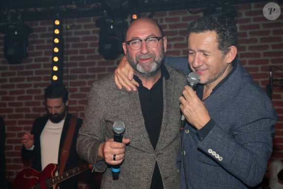 Exclusif - Dany Boon (réalisateur du film) et Kad Merad font un boeuf sur la scène du night club " NO.PI " Place Clichy avec l'orchestre de Kad (chansons de C. Aznavour et J. Hallyday) après l'avant-première du film "La Vie pour de vrai" à Paris, France, le 18 Avril 2023. © Bertrand Rindoff / Bestimage