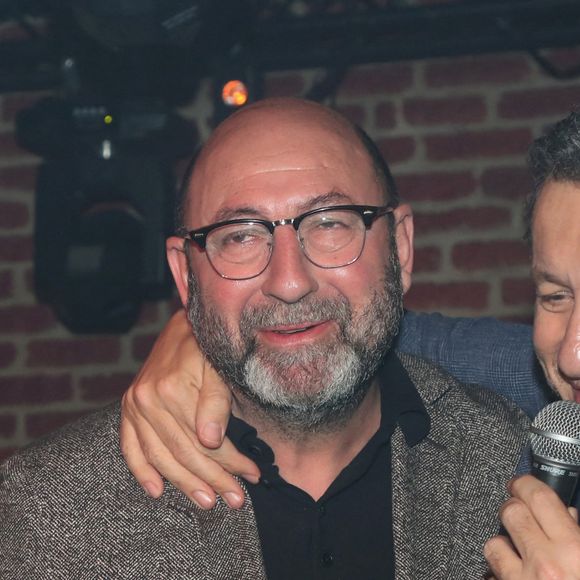 Exclusif - Dany Boon (réalisateur du film) et Kad Merad font un boeuf sur la scène du night club " NO.PI " Place Clichy avec l'orchestre de Kad (chansons de C. Aznavour et J. Hallyday) après l'avant-première du film "La Vie pour de vrai" à Paris, France, le 18 Avril 2023. © Bertrand Rindoff / Bestimage