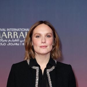 Même son de cloche pour Ana Girardot avec un costume mais dans un look monochrome cette fois. 
Ana Girardot - 21ème Festival du film de Marrakech au Maroc le 1er décembre 2024. © Dominique Jacovides/Bestimage