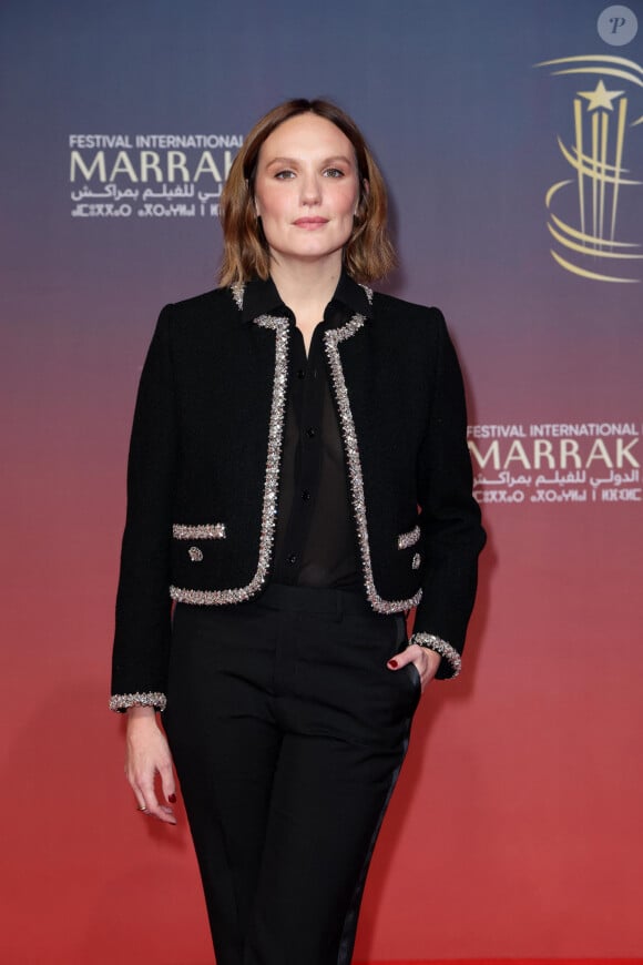 Même son de cloche pour Ana Girardot avec un costume mais dans un look monochrome cette fois. 
Ana Girardot - 21ème Festival du film de Marrakech au Maroc le 1er décembre 2024. © Dominique Jacovides/Bestimage