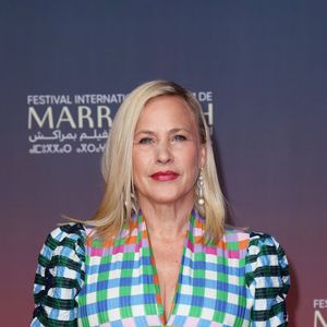 Elle n'était pas la seule à briller puisque Patricia Arquette a porté une très jolie robe colorée et à carreaux. 
Patricia Arquette - 21ème Festival du film de Marrakech au Maroc le 1er décembre 2024. © Dominique Jacovides/Bestimage