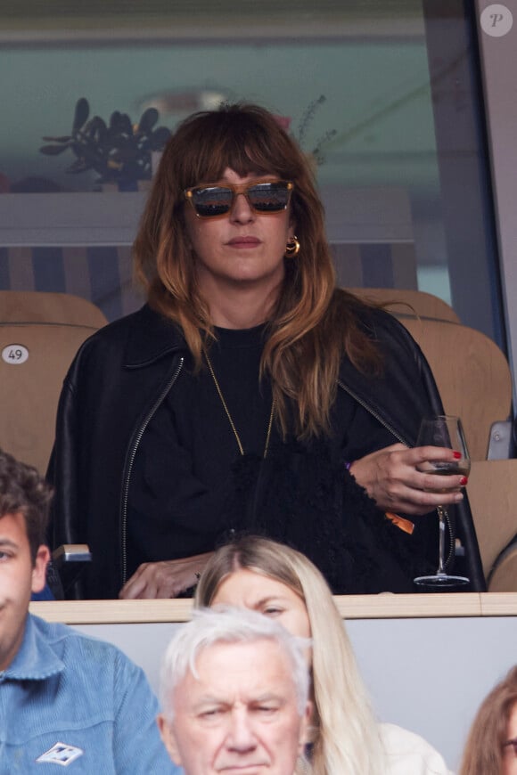 Daphné Bürki dans les tribunes au même moment dans les tribunes des Internationaux de France de tennis de Roland Garros 2024 à Paris, France, le 2 juin 2024. © Jacovides-Moreau/Bestimage