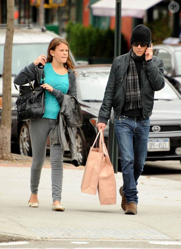 Kevin Bacon en après-midi shopping avec sa femme Kyra Sedgwick et leur fille Sosie, dans le quartier de SoHo à Manhattan, à New York, le 31 mars 2010.