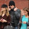 Kevin Bacon en après-midi shopping avec sa femme Kyra Sedgwick et leur fille Sosie, dans le quartier de SoHo à Manhattan, à New York, le 31 mars 2010.