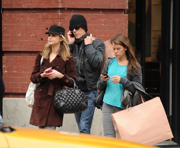 Kevin Bacon en après-midi shopping avec sa femme Kyra Sedgwick et leur fille Sosie, dans le quartier de SoHo à Manhattan, à New York, le 31 mars 2010.
