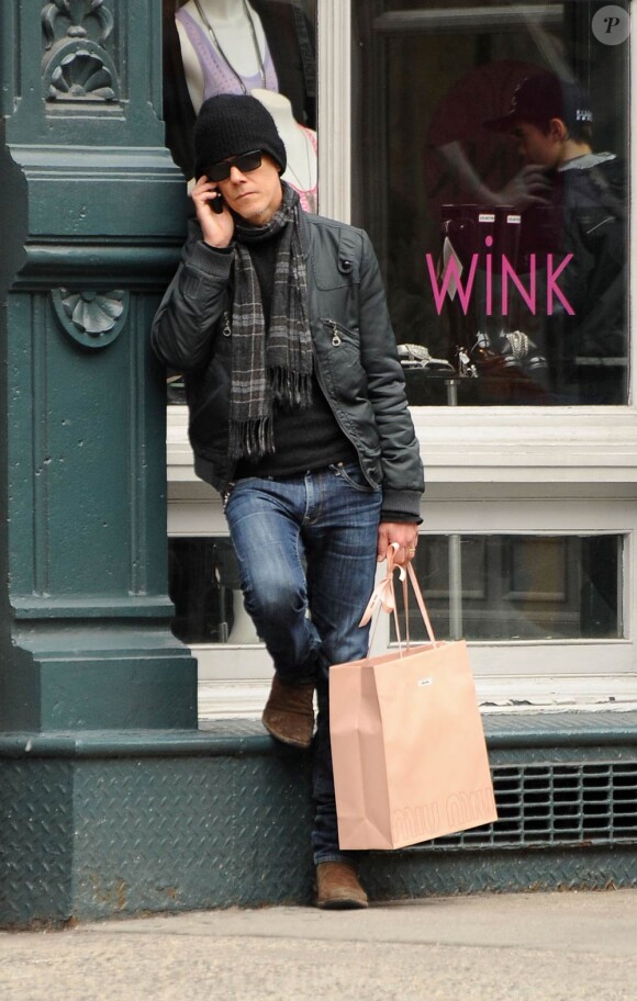 Kevin Bacon en après-midi shopping avec sa femme Kyra Sedgwick et leur fille Sosie, dans le quartier de SoHo à Manhattan, à New York, le 31 mars 2010.