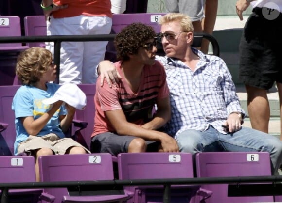 Boris Becker et ses fils Noah et Elias regardent la demi-finale entre Andy Roddick et Rafael Nadal lors du Sony Ericsson Open au Crandon Park Tennis à Biscane en Floride le 2 avril 2010