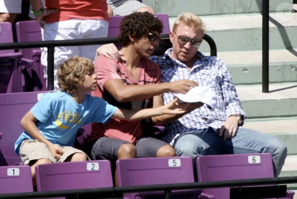 Boris Becker et ses fils Noah et Elias regardent la demi-finale entre Andy Roddick et Rafael Nadal lors du Sony Ericsson Open au Crandon Park Tennis à Biscane en Floride le 2 avril 2010