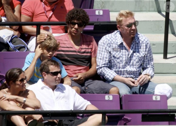 Boris Becker et ses fils Noah et Elias regardent la demi-finale entre Andy Roddick et Rafael Nadal lors du Sony Ericsson Open au Crandon Park Tennis à Biscane en Floride le 2 avril 2010