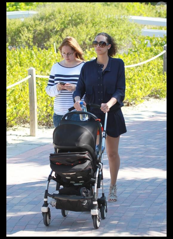 Lilly Kerssenberg fait une promenade avec Amadeus dans Miami avec sa nounou le 1 avril 2010