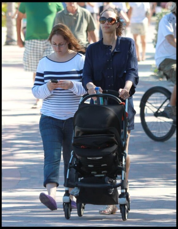 Lilly Kerssenberg fait une promenade avec Amadeus dans Miami avec sa nounou le 1 avril 2010