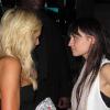 Nicole Richie et Paris Hilton s'expliquent lors du 15ème anniversaire des maillots de bain Victoria's Secret le 25 mars 2010 à Los Angeles