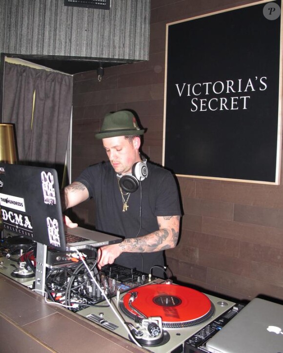 Joel Madden joue les DJs lors du 15ème anniversaire des maillots de bain Victoria's Secret le 25 mars 2010 à Los Angeles