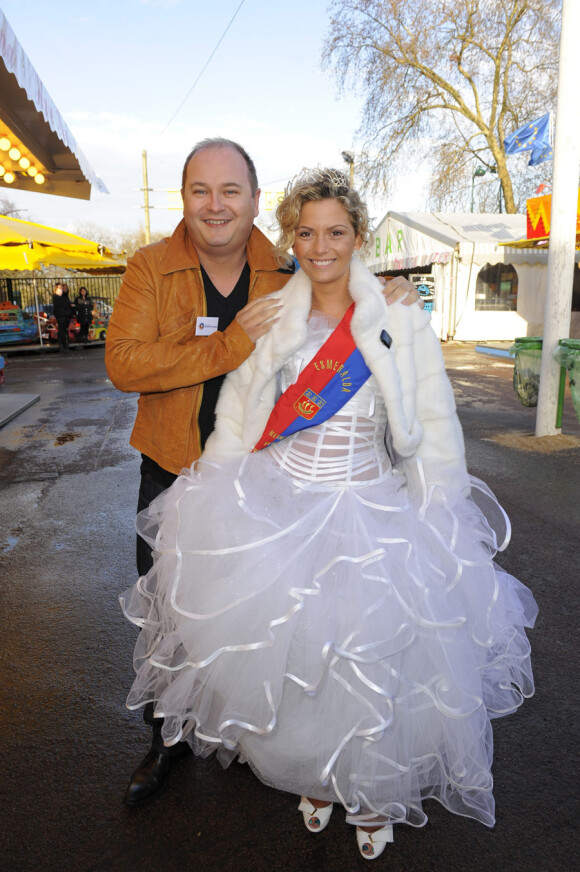 Cauet et la reine des forains lors de l'inauguration de la Foire du Trône au profit de l'association Petits Princes le 2 avril 2010