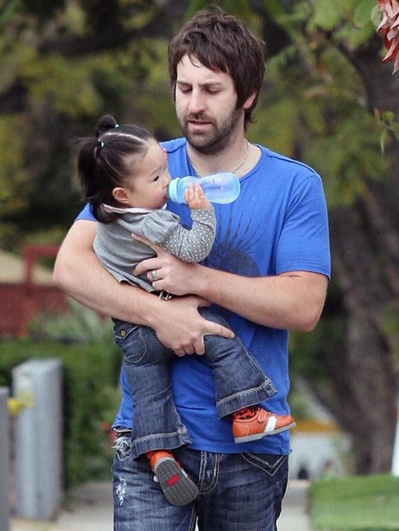 Josh Kelley et la petite Naleigh, à la sortie du pédiatre, à Los Feliz, en Californie, le 31 mars 2010.