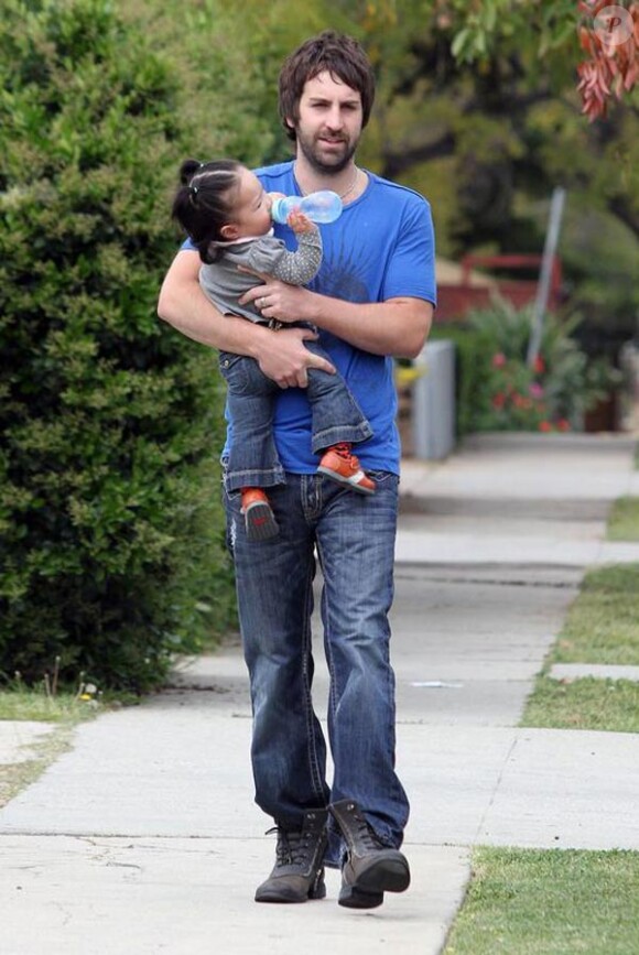 Josh Kelley et la petite Naleigh, à la sortie du pédiatre, à Los Feliz, en Californie, le 31 mars 2010.