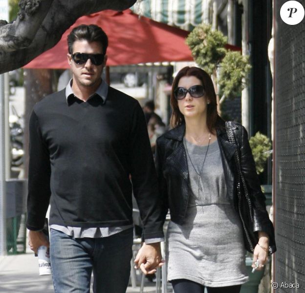 Samedi 3 avril, Kate Walsh et Neil Andrea profitaient du soleil radieux qui tapait sur Los Angeles pour aller déjeuner dans un restaurant.