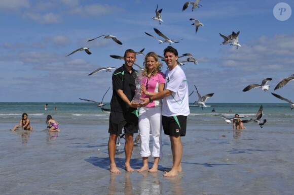 Kim Clijsters revient dans le Top 10 à la faveur de sa victoire à Key Biscane, Miami, le 3 avril 2010. Un triomphe sous les yeux de sa petite Jada, dans les bras de sa mamie !