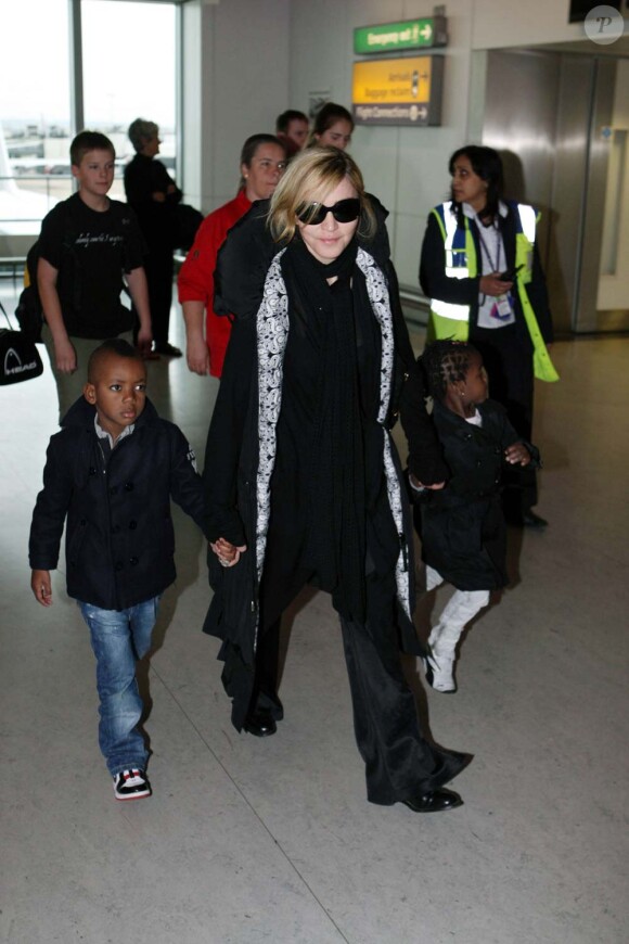 Madonna avec David et Mercy à son arrivée à Londres, le 29 mars 2010 !