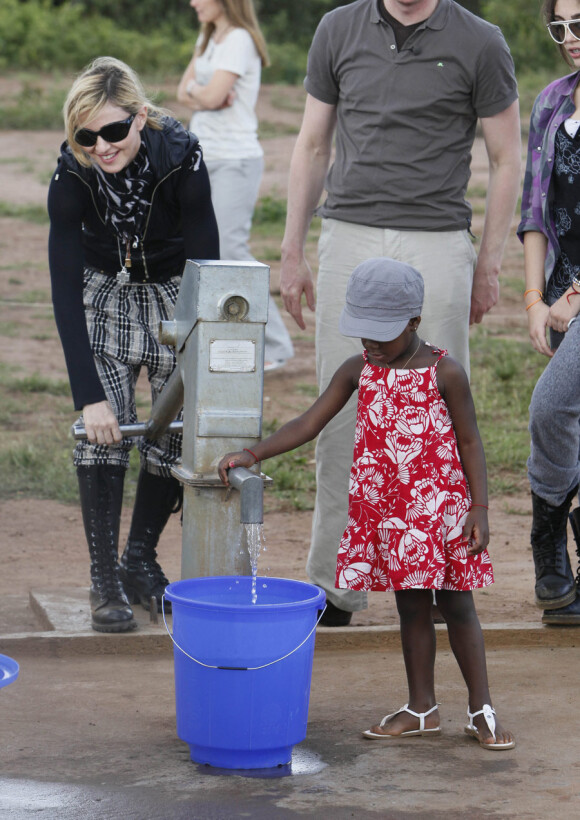 Madonna avec la petite Mercy au Malawi, le 5 avril 2010