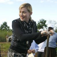 Madonna est arrivée au Malawi avec ses enfants, fin prête pour... la maçonnerie ! Toutes les photos ! (réactualisé)