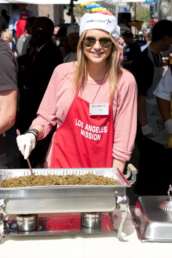 Stephanie Pratt a pris une journée de son temps pour servir des repas aux plus nécessiteux, le vendredi 2 avril, à Los Angeles.