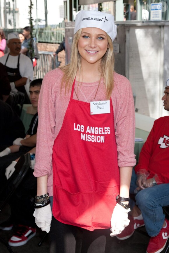 Stephanie Pratt a pris une journée de son temps pour servir des repas aux plus nécessiteux, le vendredi 2 avril, à Los Angeles.