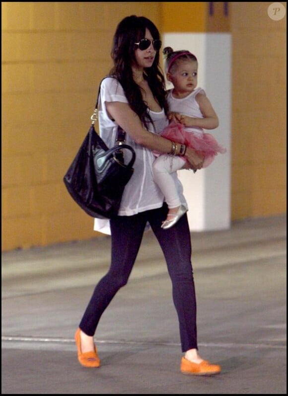 Nicole Richie et sa fille Harlow à Los Angeles, le 8 avril 2010