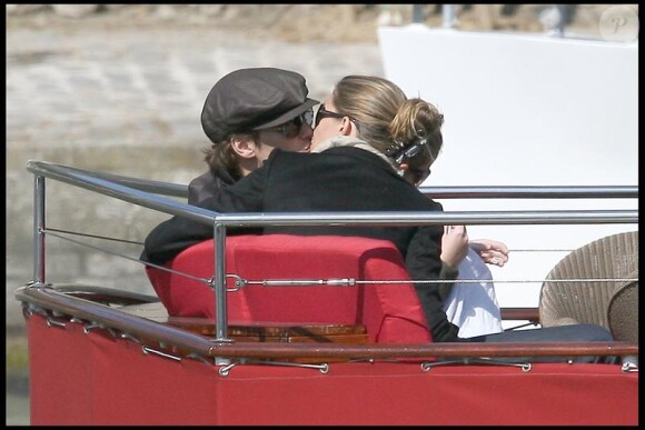 Gisele Bündchen et Tom Brady avec leur fils Benjamin, sur un bateau-mouche, en pleine visite parisienne. Le 9 avril 2010