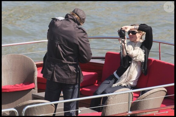Gisele Bündchen et Tom Brady avec leur fils Benjamin, sur un bateau-mouche, en pleine visite parisienne. Le 9 avril 2010