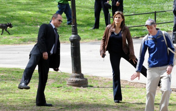 Mariska Hargitay et Christopher Meloni, stars de la série New York Unité  Spéciale, tournent une scène en plein coeur de Central Park, à New  York, le lundi 12 avril.