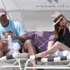 L'actrice Eliza Dushku et son petit ami Rick Fox passent une journée de détente sur la plage de Miami le 13 avril 2010