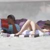 L'actrice Eliza Dushku et son petit ami Rick Fox passent une journée de détente sur la plage de Miami le 13 avril 2010