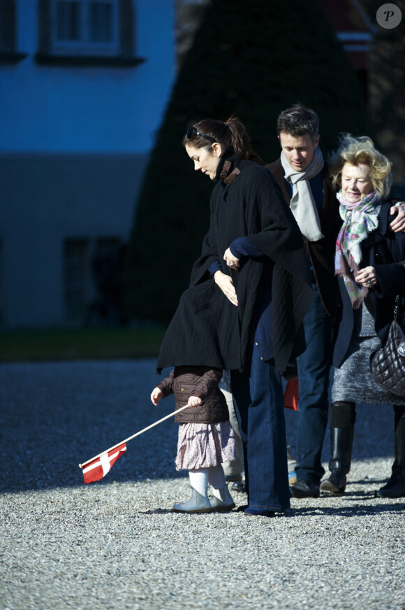 La princesse Mary, épouse de Frederik du Danemark, avec ses enfants Isabella et Christian devant le château de Fredensborg, le matin de l'anniversaire de la reine de Margrethe, le 16 avril 2010