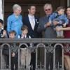 La reine Margrethe, le prince Henrik, leur fils Frederik, prince hériter, son épouse Mary et leurs enfants Isabella et Christian, ainsi que ceux du prince Joachim, Felix et Nikolai, au balcon du palais d'Amalienborg le 16 avril 2010, anniversaire de 