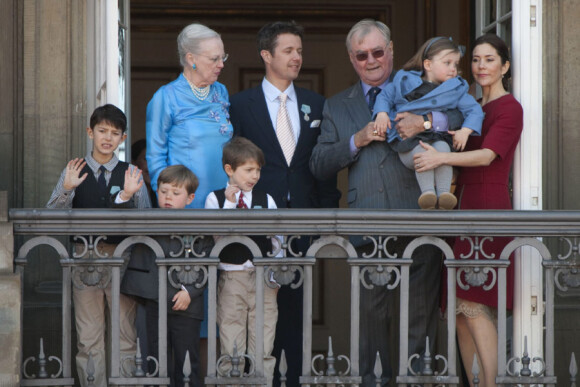 La reine Margrethe, le prince Henrik, leur fils Frederik, prince hériter, son épouse Mary et leurs enfants Isabella et Christian, ainsi que ceux du prince Joachim, Felix et Nikolai, au balcon du palais d'Amalienborg le 16 avril 2010, anniversaire de 