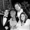 Jon Voight entouré de sa mère, son fils James et sa fille Angelina Jolie, aux Oscars, le 24 mars 1986 !