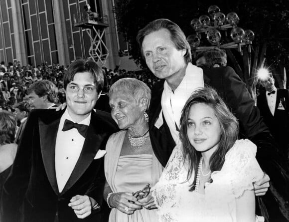 Jon Voight entouré de sa mère, son fils James et sa fille Angelina Jolie, aux Oscars, le 24 mars 1986 !