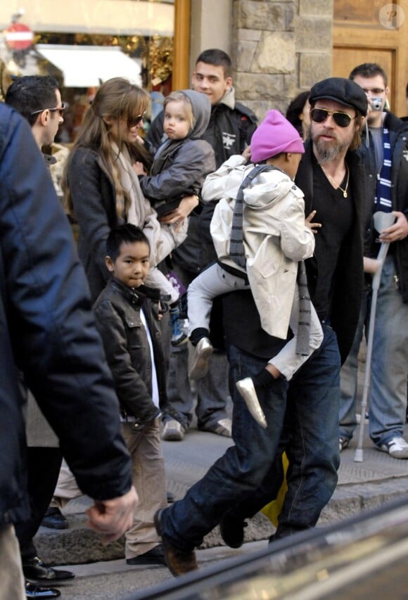 Angelina Jolie, Brad Pitt et leurs enfants à Florence en Italie en 2010