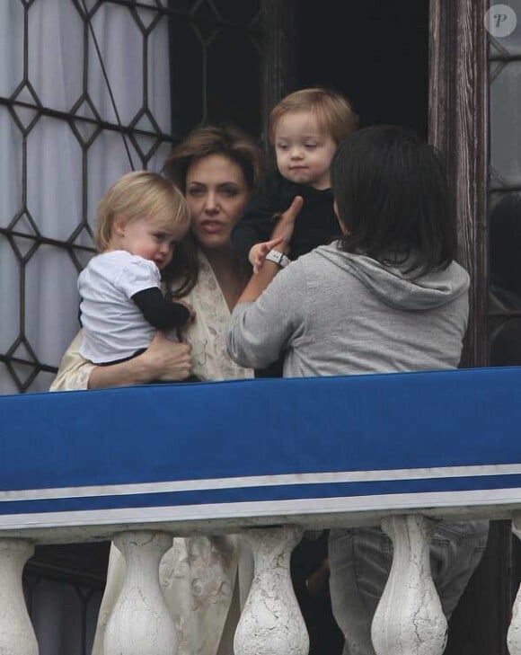 Angelina Jolie et ses jumeaux Knox et Vivienne en 2010
