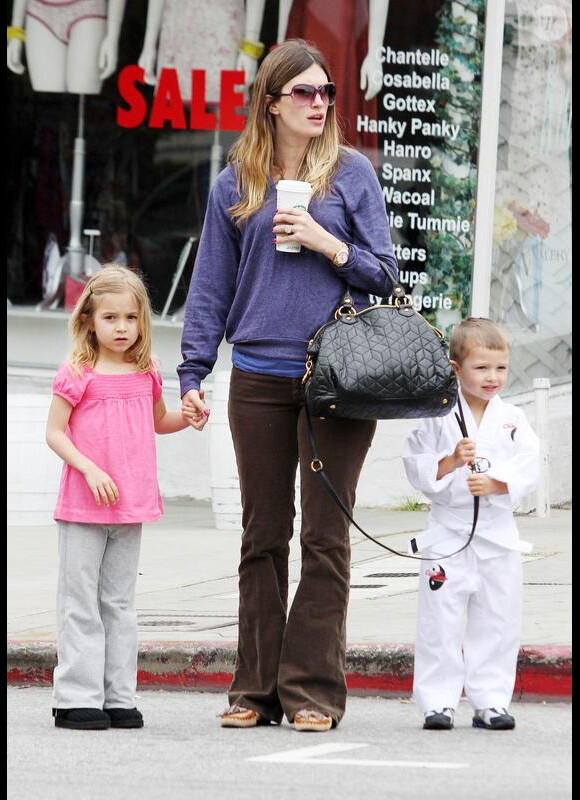 Les enfants de Mark Wahlberg, Michael et Ella Rae, vont au karaté avec leur maman (10 avril 2010, Los Angeles)