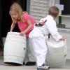 Les enfants de Mark Wahlberg, Michael et Ella Rae, vont au karaté avec leur maman (10 avril 2010, Los Angeles)
