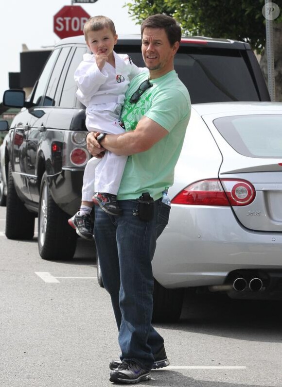 Mark Wahlberg va chercher son petit Michael au karaté (17 avril 2010)