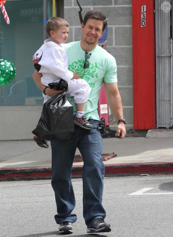 Mark Wahlberg va chercher son petit Michael au karaté (17 avril 2010)