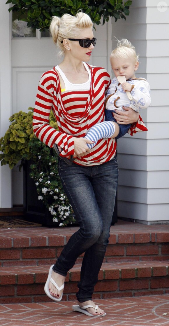 Gwen Stefani, son époux Gavin Rossdale et leurs enfants Kingston et Zuma à Los Angeles le 17 avril 2010