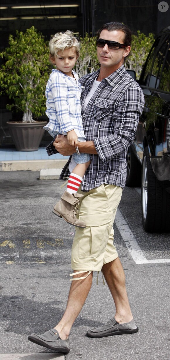 Gwen Stefani, son époux Gavin Rossdale et leurs enfants Kingston et Zuma à Los Angeles le 17 avril 2010